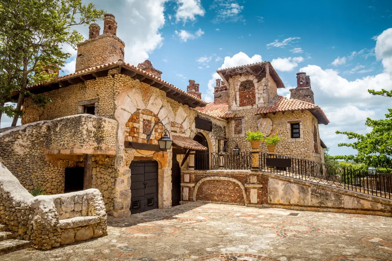 Excursion Altos de Chavon La Romana: arquitectura medieval piedra coralina