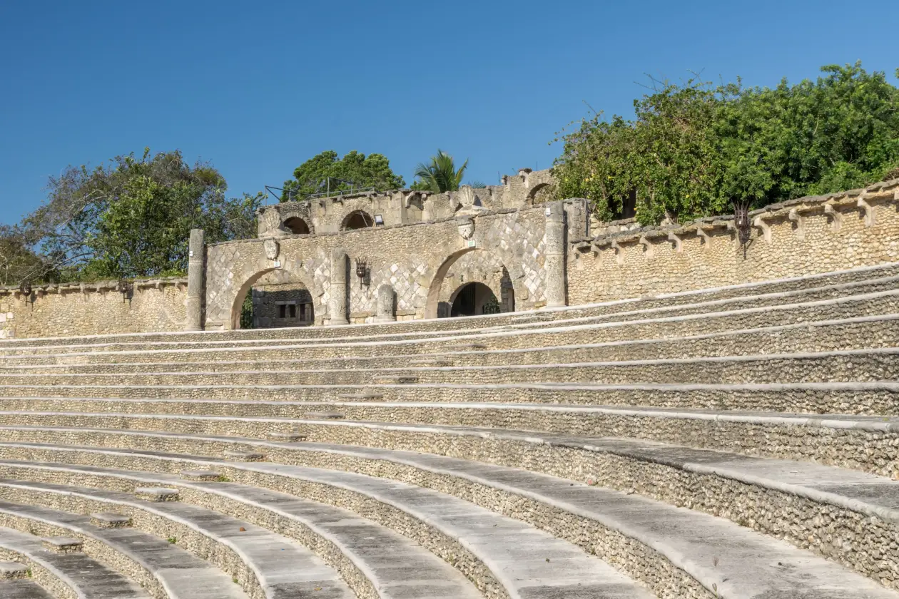 Anfiteatro Altos de Chavon: gradas de piedra coralina La Romana