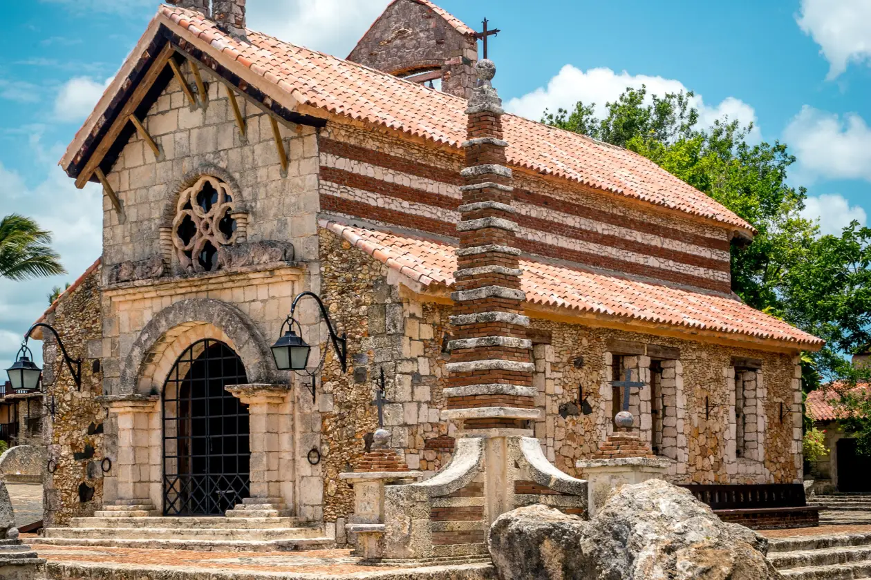 Excursion Altos de Chavon: Iglesia San Estanislao piedra coralina La Romana