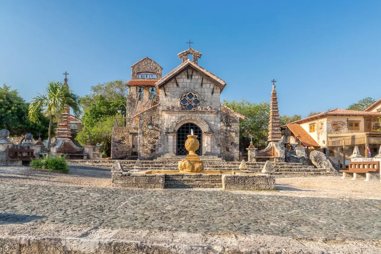 altos-chavon-plaza.jpgIglesia San Estanislao Altos de Chavon con plaza y fuente La Romana
