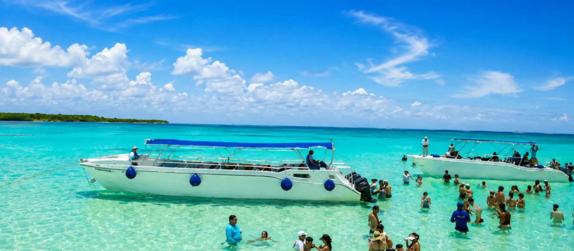 Lanchas turísticas y aguas cristalinas de la Piscina Natural durante la excursión a Isla Saona desde Punta Cana.