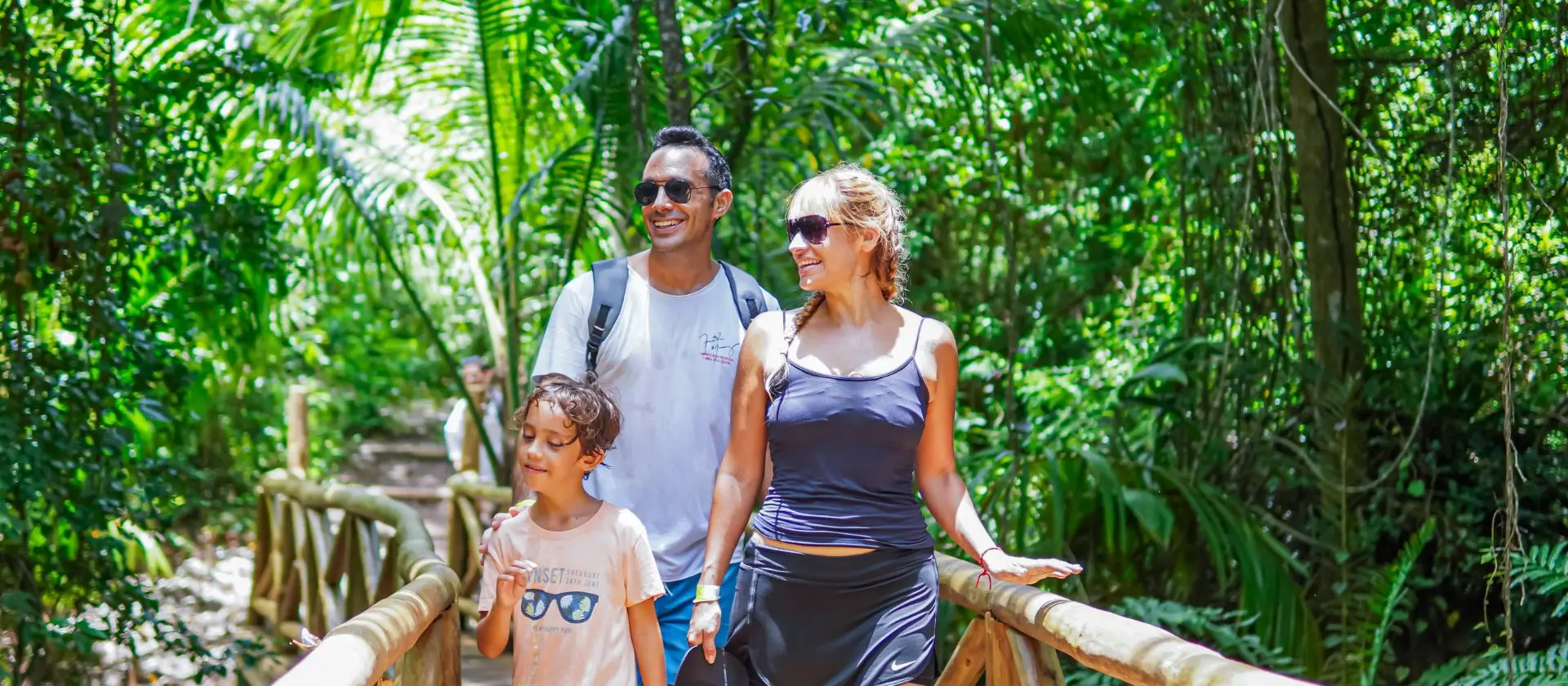 Parque aventura Cap Cana: familia recorriendo senderos naturales en la selva