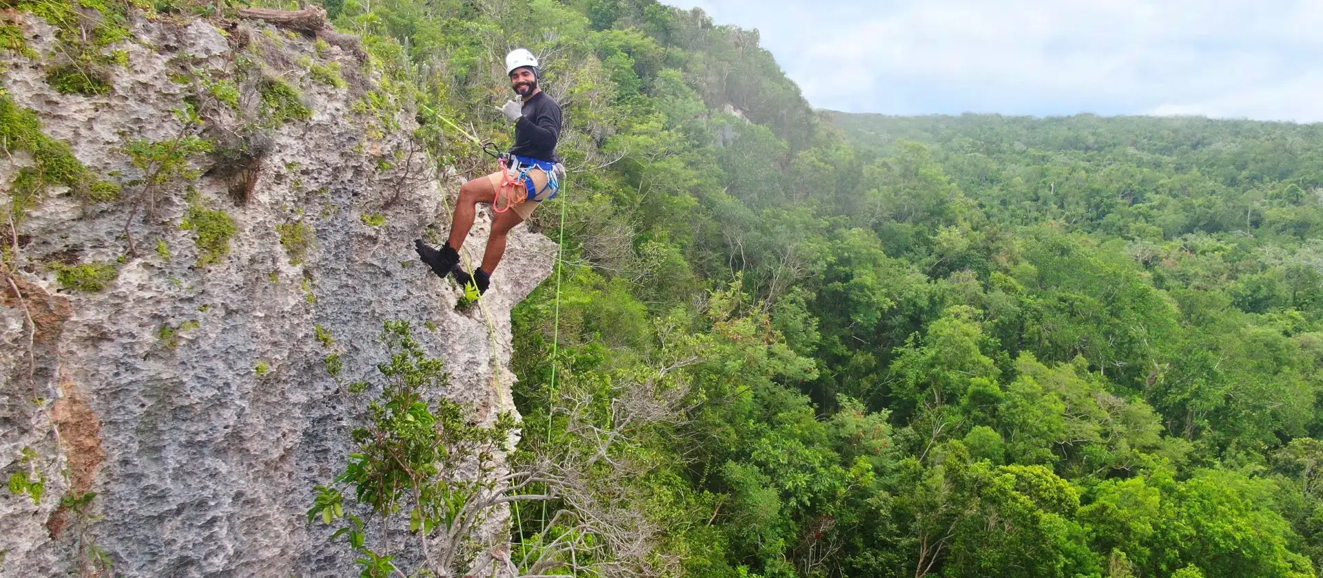 Rapel en parque aventura Cap Cana: descenso en roca sobre selva dominicana