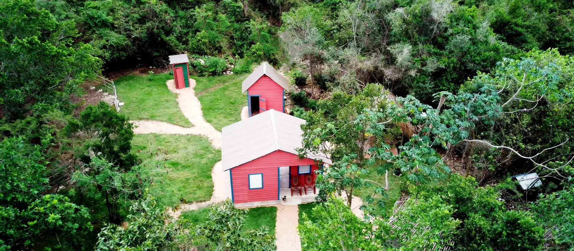 Ruta cultural parque aventura Cap Cana: casa típica dominicana en el bosque