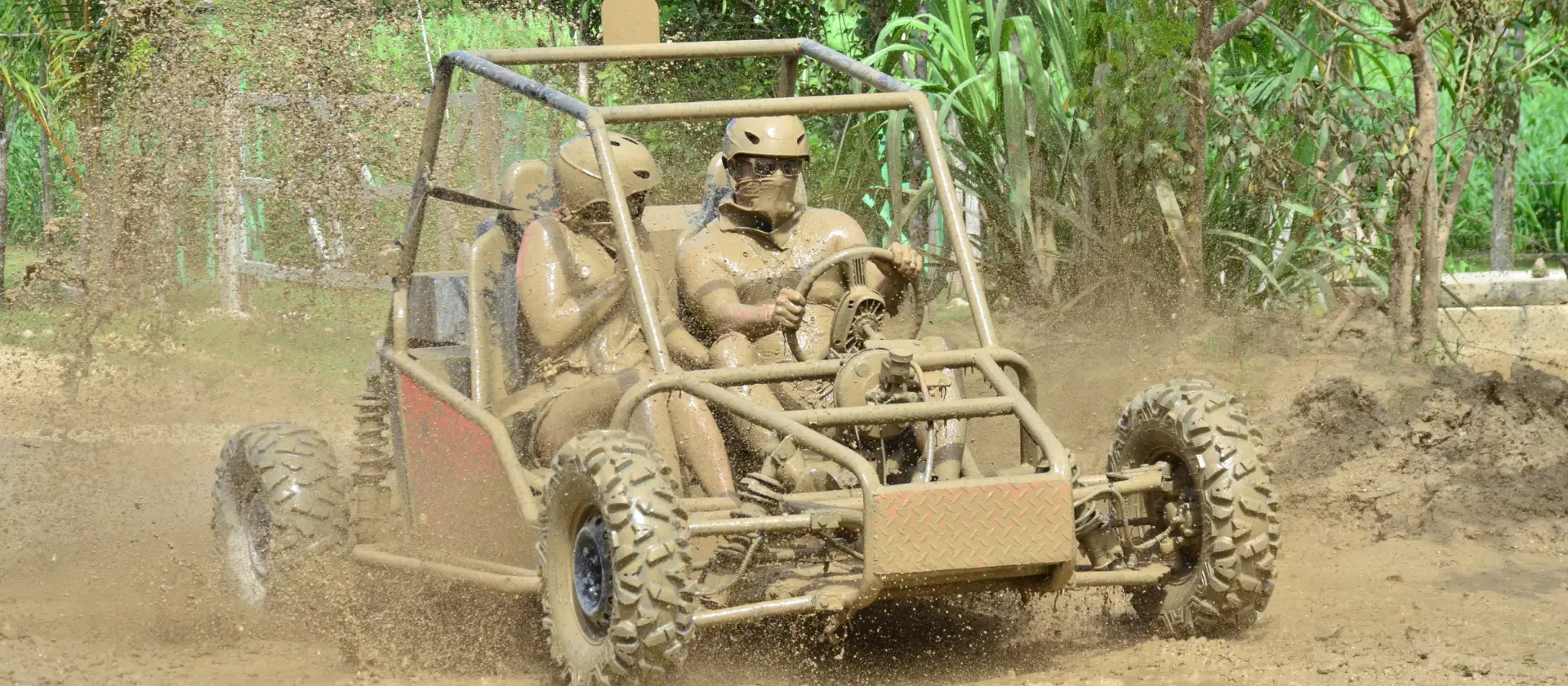 Parque aventura Bavaro Punta Cana: buggies 4x4 por senderos de lodo