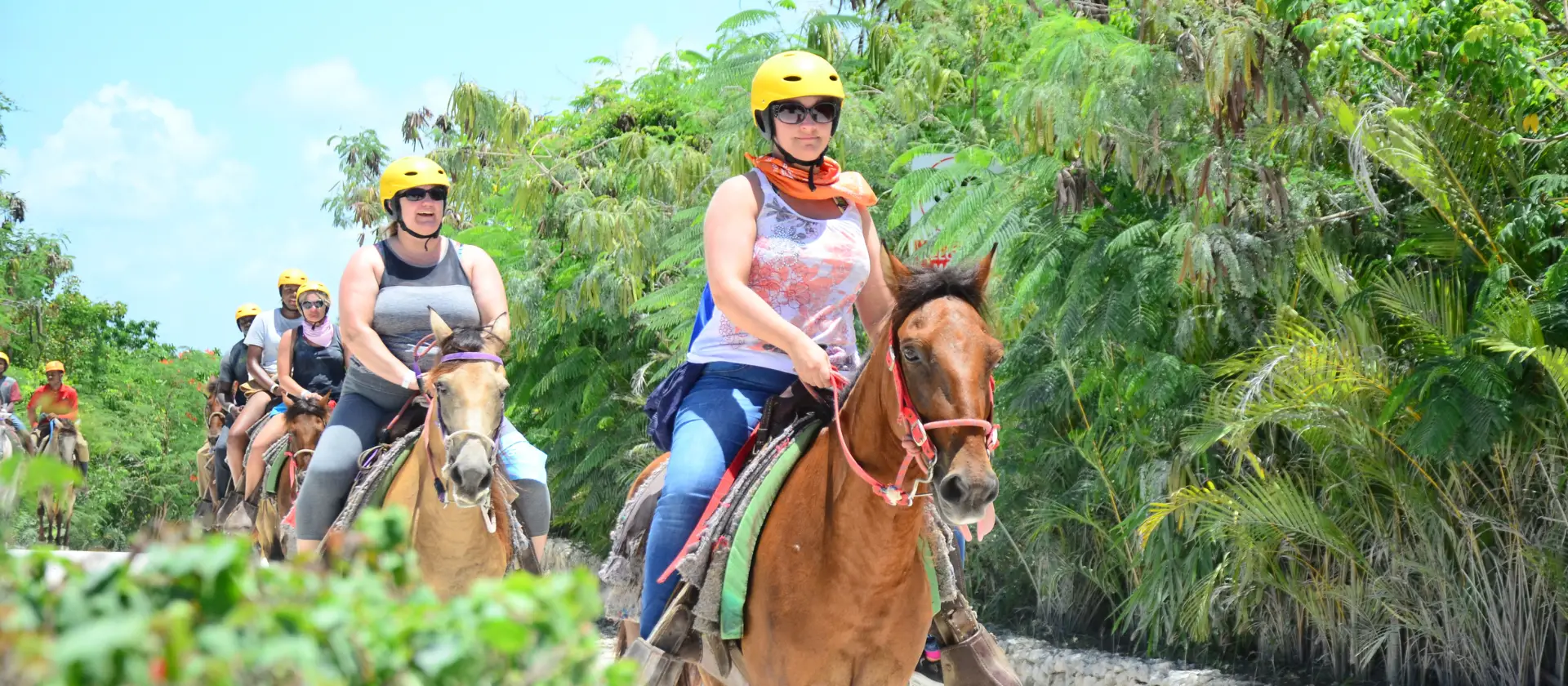 Parque aventura Bavaro Punta Cana: paseo a caballo por la selva dominicana