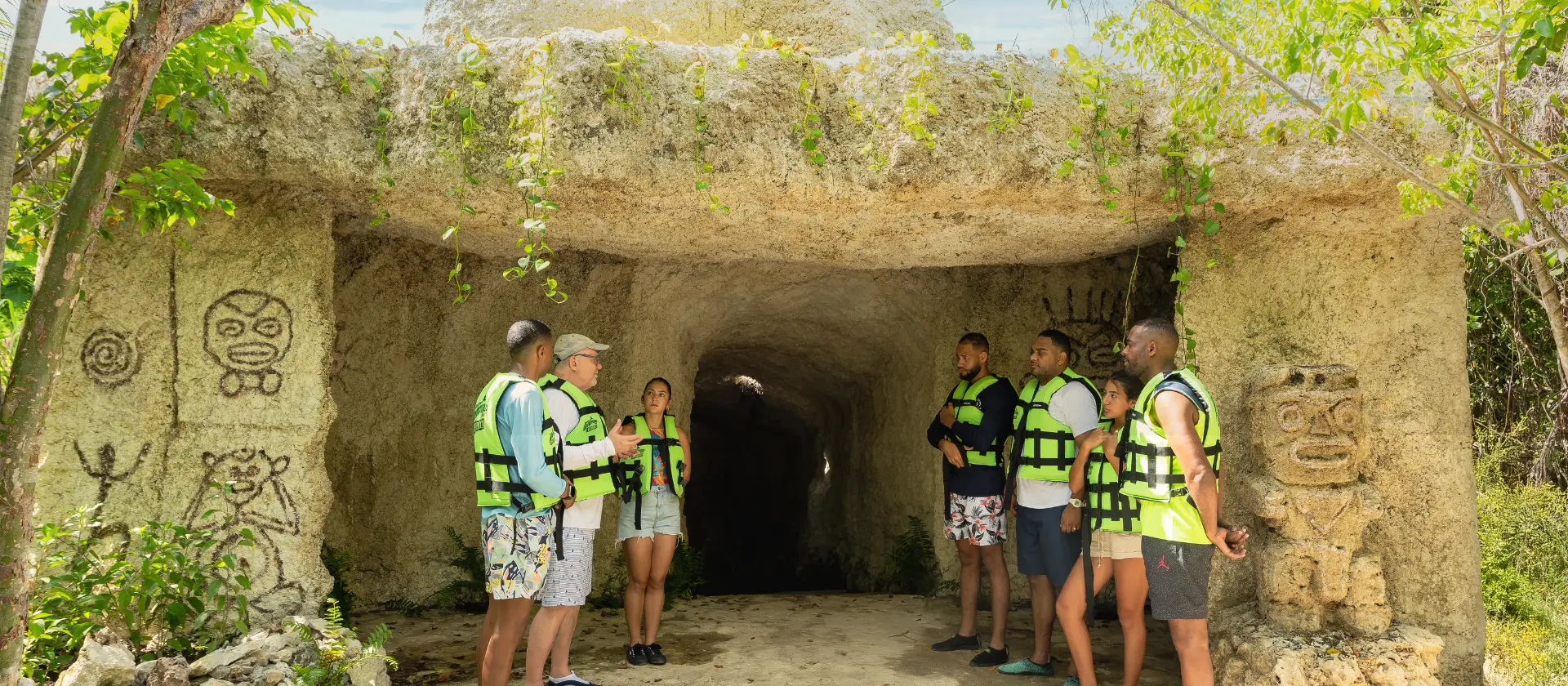 Parque aventura Bavaro: guía explicando el río subterráneo Punta Cana