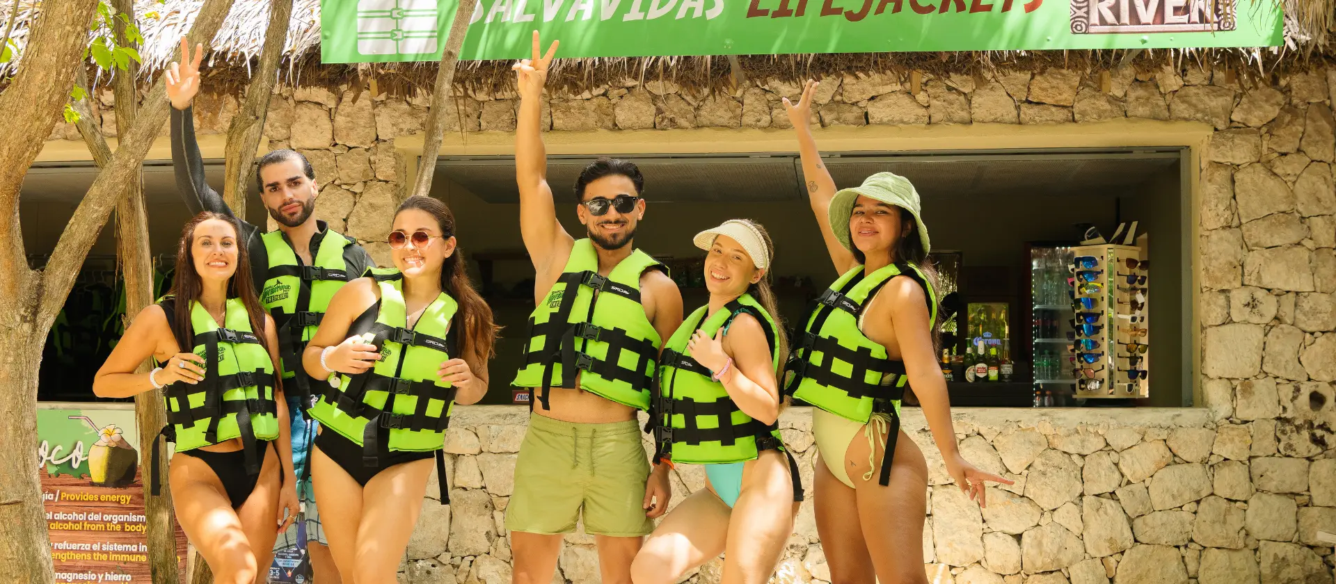 Parque aventura Bavaro Punta Cana: grupo listo para el río subterráneo