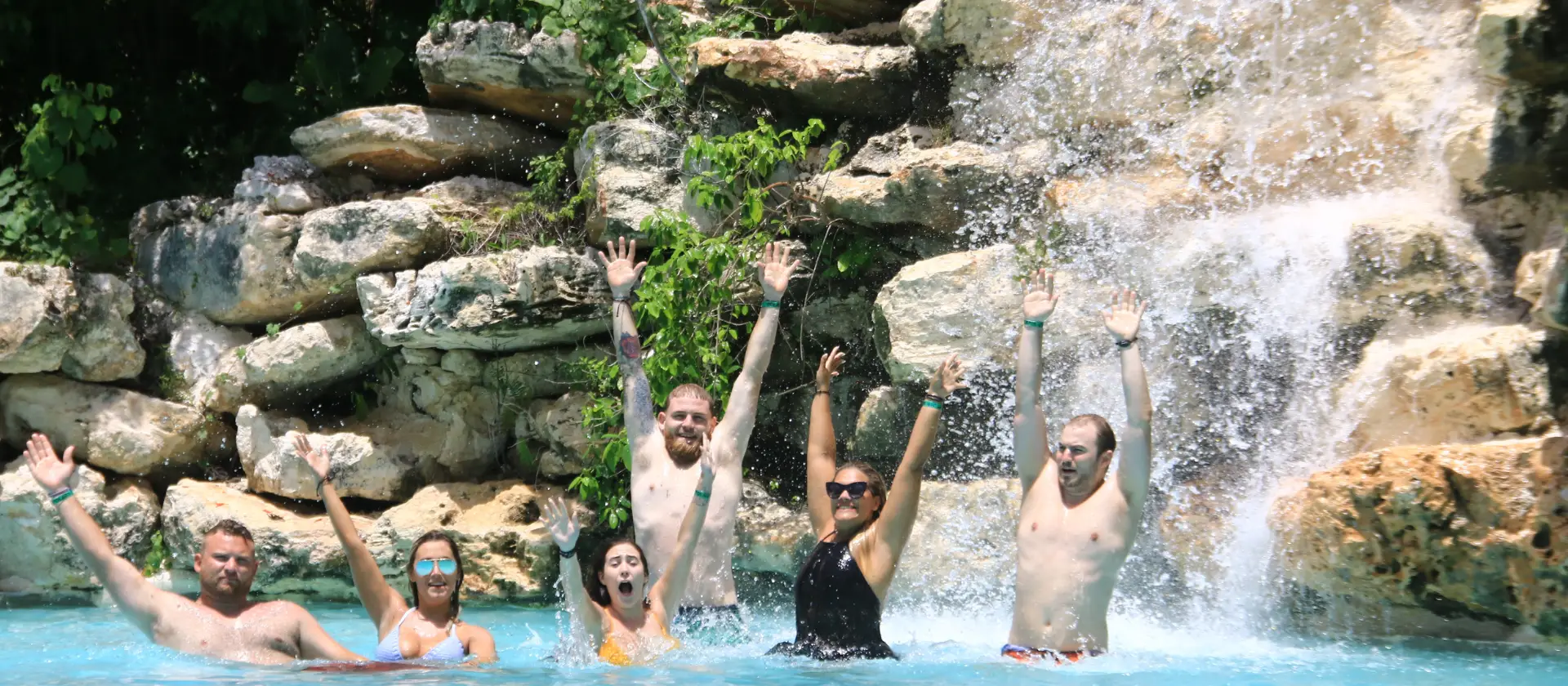 Parque aventura Bavaro Punta Cana: piscina cascada con turistas