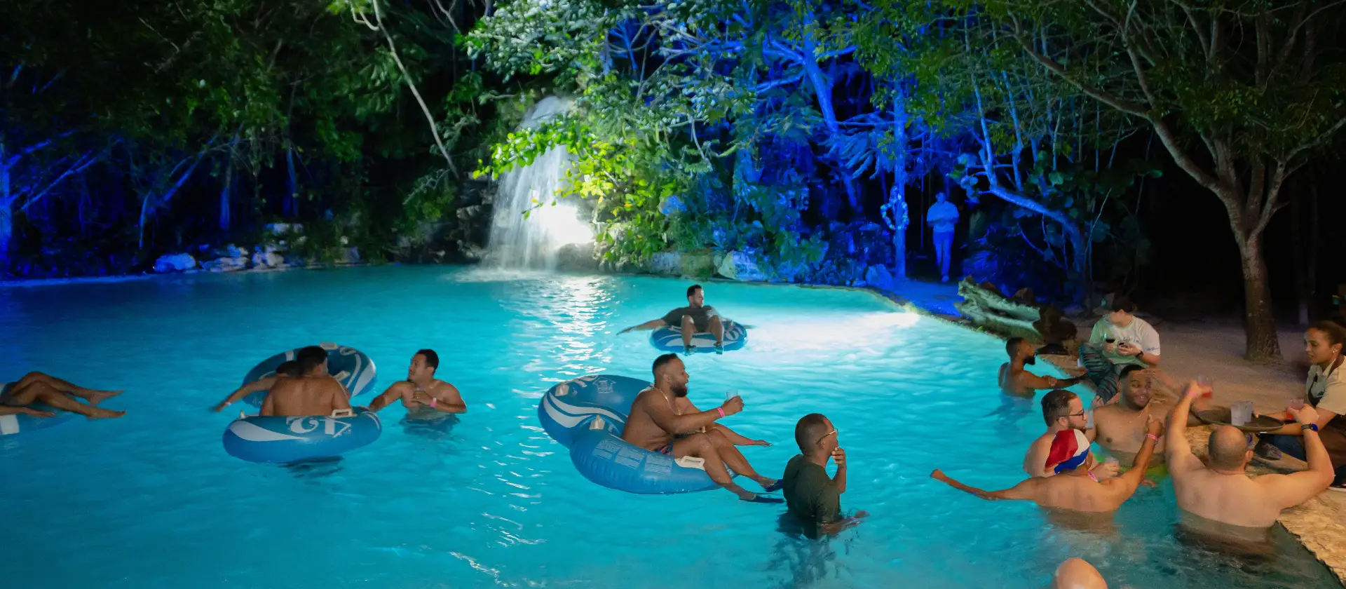 Parque aventura Bavaro: piscina cascada nocturna con iluminación azul