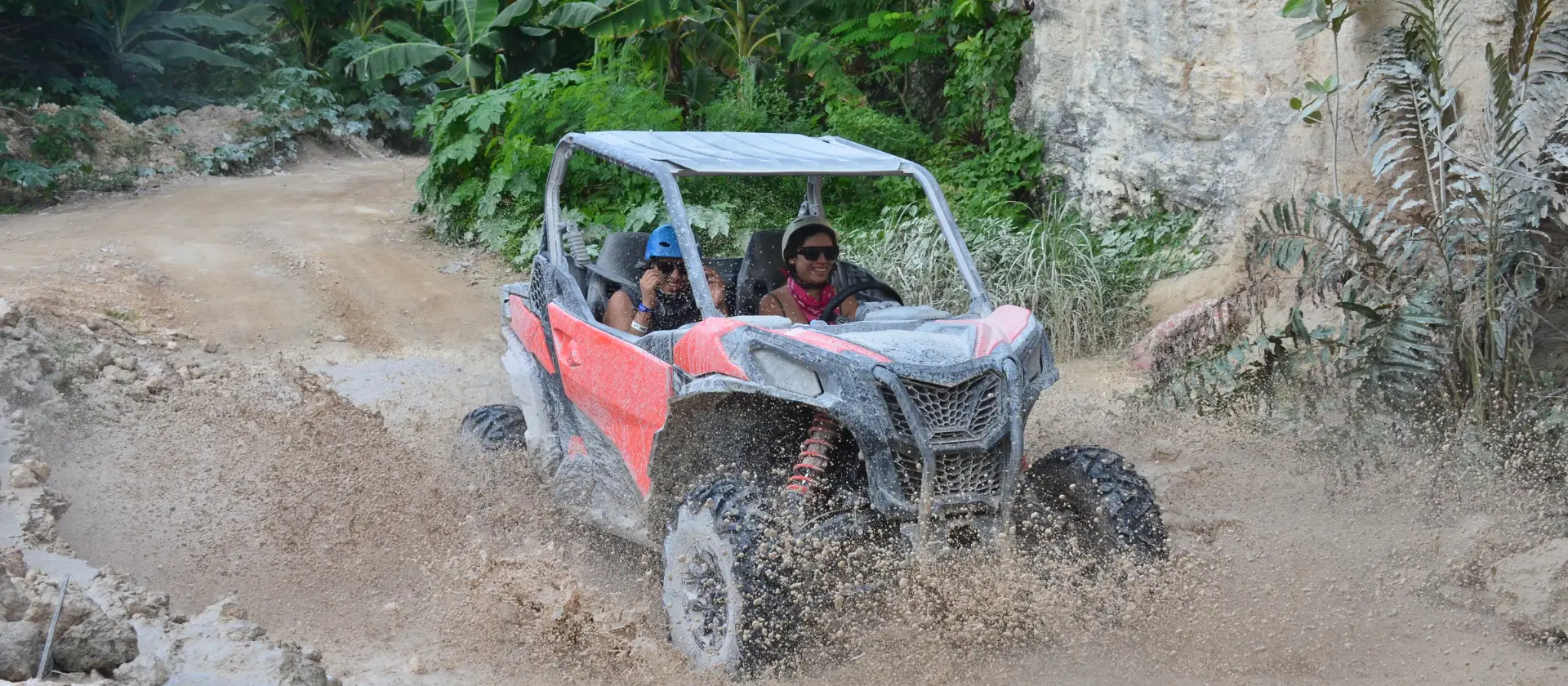Parque aventura Bavaro Punta Cana: Polaris ATV todoterreno en sendero