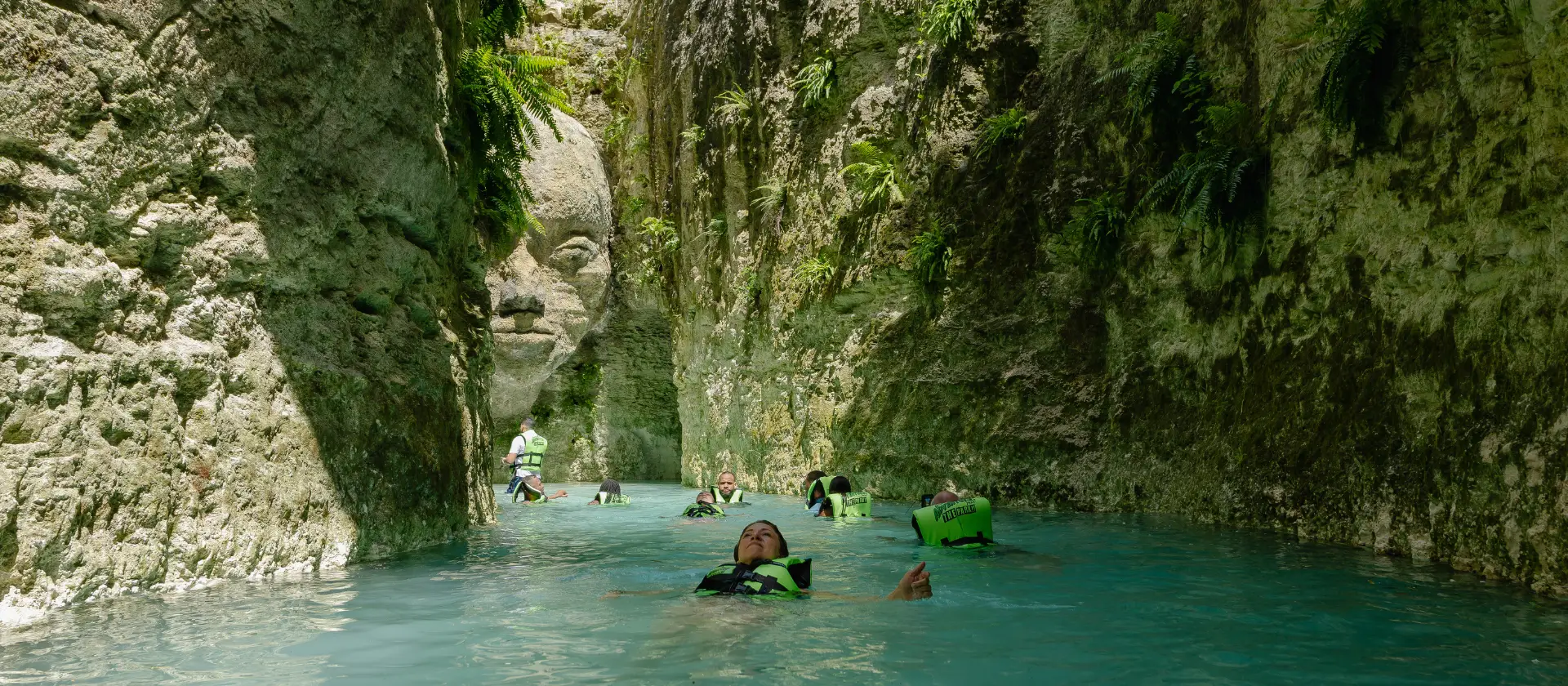 Parque aventura Bavaro: río subterráneo con túneles naturales de piedra caliza