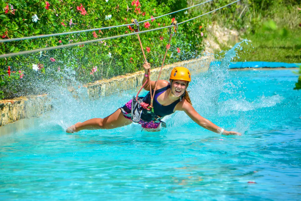 Parque aventura Bavaro Punta Cana: zipline con caída al agua Mega Splash