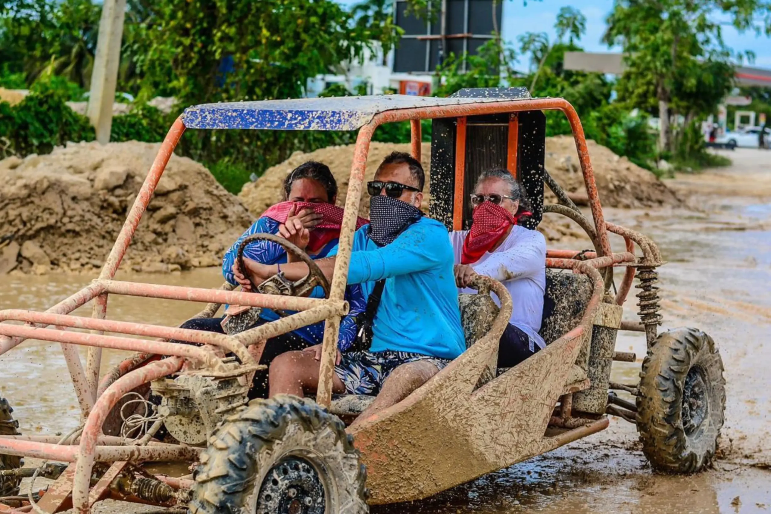 Grupo de turistas en buggy todo terreno atravesando caminos de barro en Playa Macao, Punta Cana