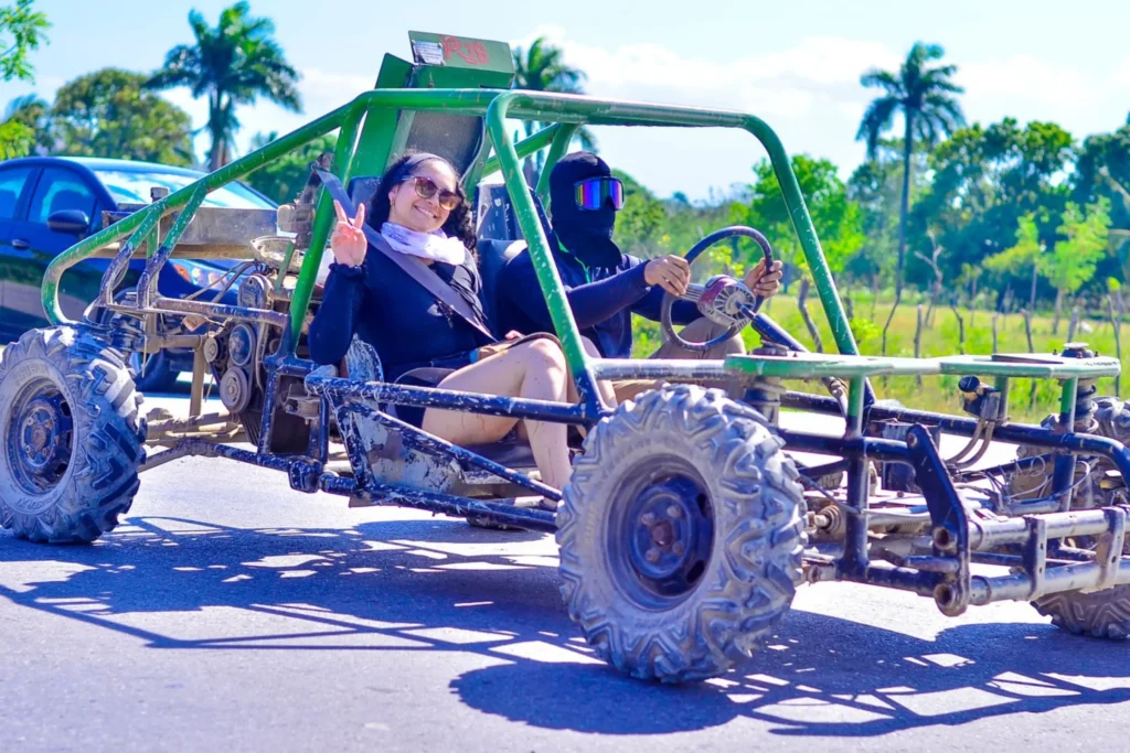 Pareja disfrutando un tour en buggy todo terreno en Punta Cana, República Dominicana