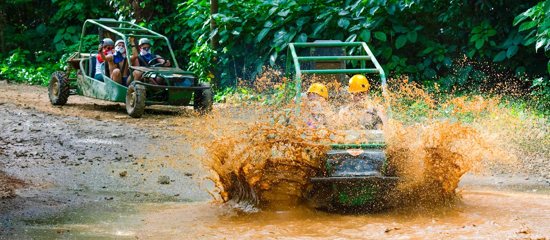Buggy cruzando charco de lodo durante tour de aventura en La Hacienda Park
