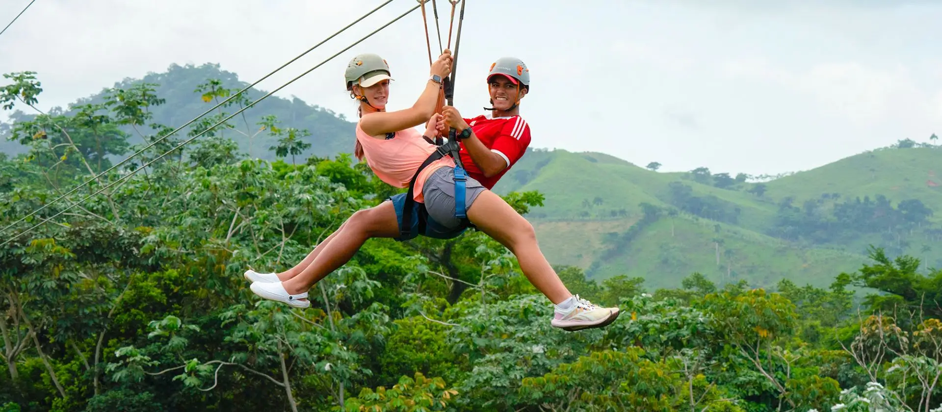 Pareja en tirolesa tándem con guía en La Hacienda Park