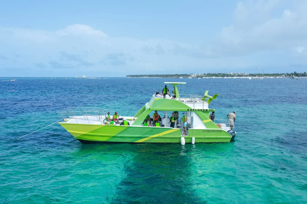 catamarán en Punta Cana navegando frente a la costa