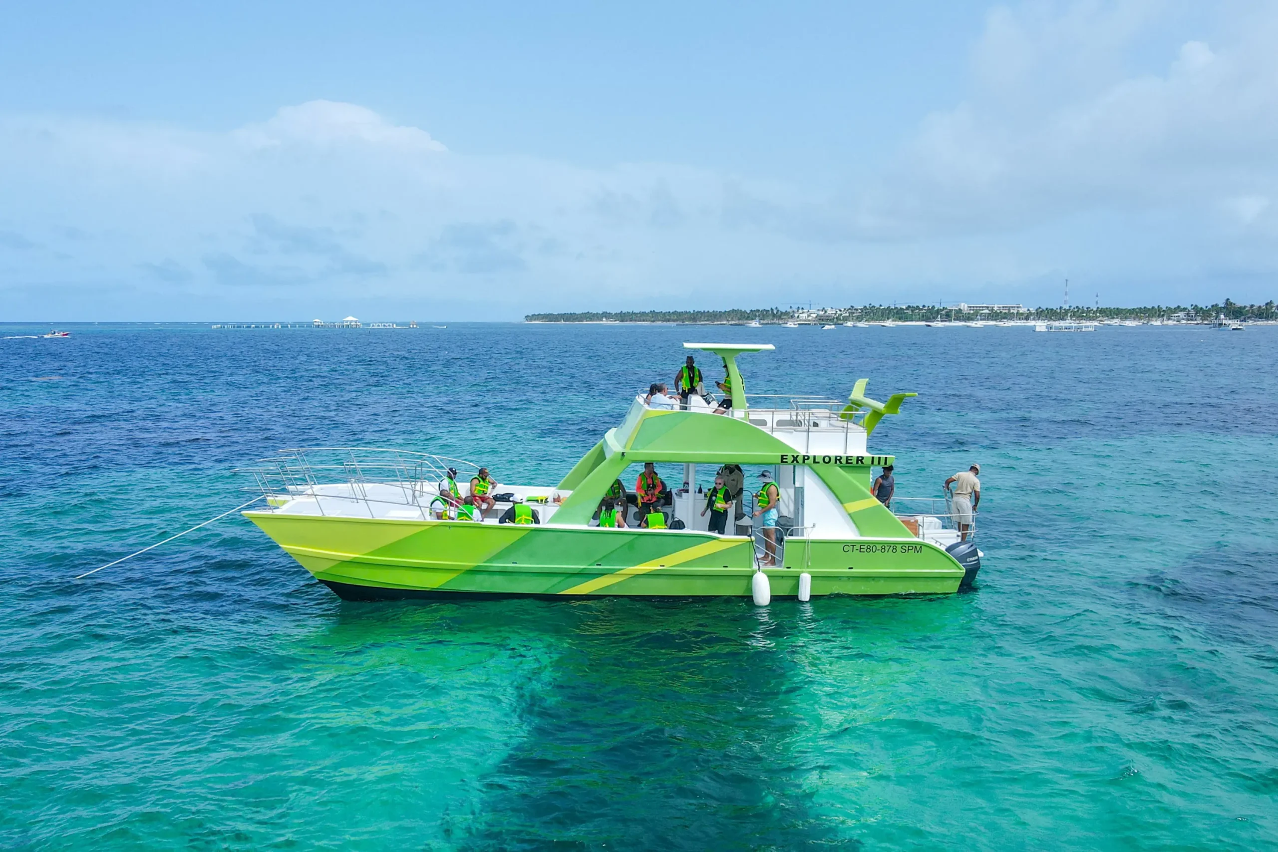 catamarán en Punta Cana navegando frente a la costa