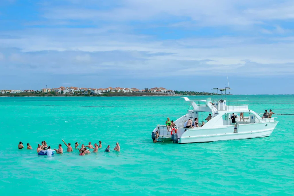 catamarán en Punta Cana con viajeros disfrutando en el mar